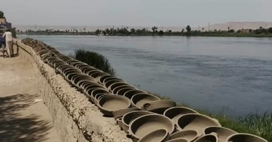 على جانب النيل تستمر حكاية الأجداد.. صناعة الفخار مهنة متوارثة في قرية دندرة بقنا.. صور