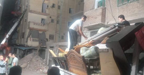 بدء نقل منقولات الأسر المتضررة من عقاري لامبروزو والمازني بالإسكندرية