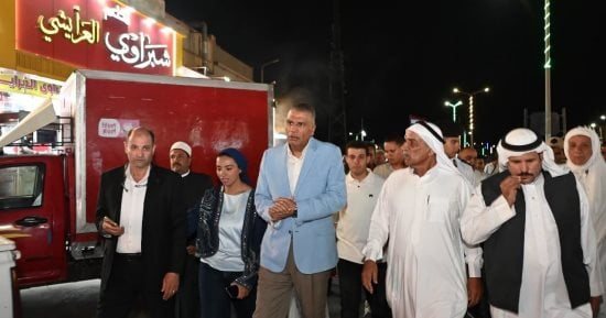 محافظ جنوب سيناء يتجول ليلا فى رأس سدر لرصد الأوضاع والتواصل مع الأهالى.. صور