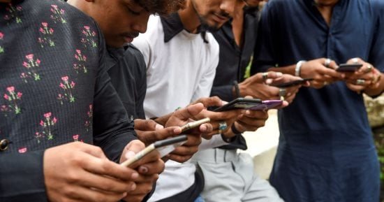 هل تضر "الاسكرين" هاتفك القابل للطى؟.. أخطاء يجب تجنبها لحماية جهازك