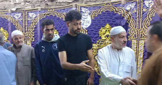 عبد الرحمن مجدى لاعب بيراميدز يتلقى العزاء في وفاة والدته بالمنوفية.. صور