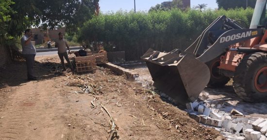 مدينة الأقصر تنفذ 3 قرارات إزالة بحى جنوب واستمرار تركيب وترميم بلاط الإنترلوك
