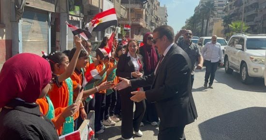 محافظ بورسعيد يشارك طلاب المدارس الاحتفال بذكرى نصر أكتوبر فى شوارع المحافظة
