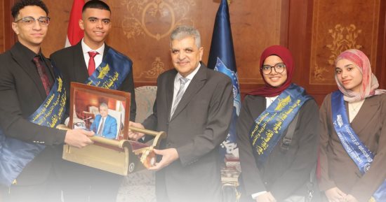 الفريق أسامة ربيع يكرم أوائل الثانوية العامة والإعدادية بمدارس هيئة قناة السويس
