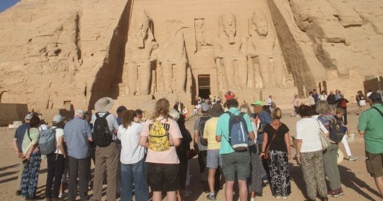 توافد آلاف السائحين على معبد أبوسمبل قبل يوم واحد من تعامد الشمس.. صور