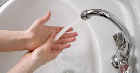 أيهما ينظف يديك أكثر.. الماء الساخن أم البارد؟