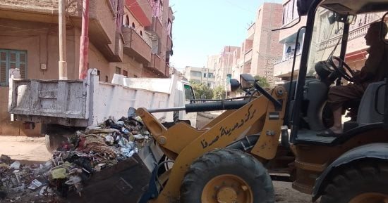 رفع 94 طن مخلفات وأتربة خلال حملات نظافة مكثفة فى مدينة صدفا بأسيوط