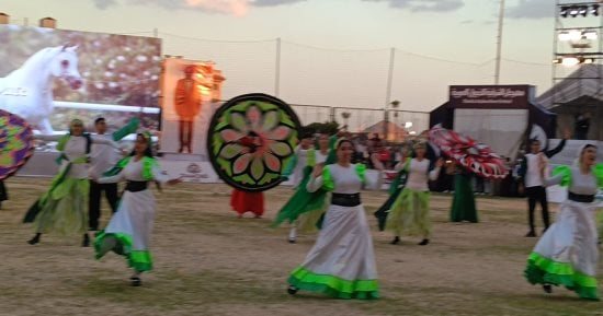 عرض فلكلورى يجمع التنورة وأدب الخيل بافتتاح مهرجان الشرقية للخيول