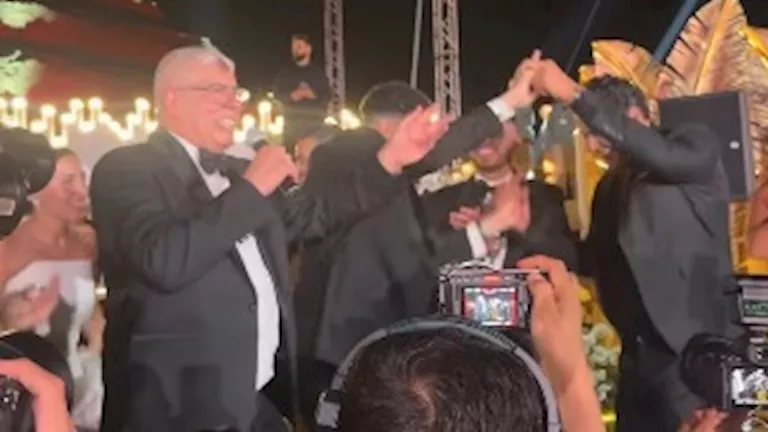 شوبير يغني للحضري في حفل زفاف نجله بعد سنوات من الجفاء (فيديو)