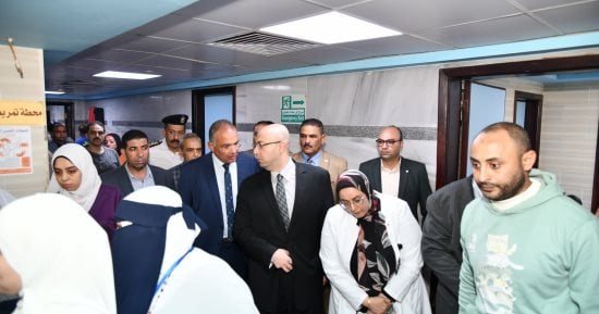 محافظ الفيوم ومدير الأمن يطمئنان على مصابى حادث انقلاب سيارة ربع نقل بالطريق الإقليمى