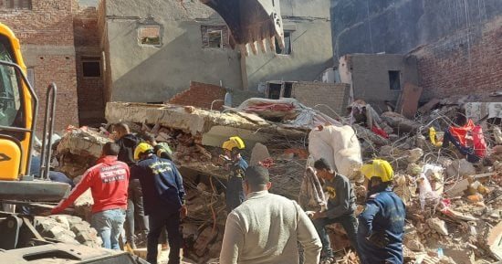 انتشال جثمان الطفلة الثانية من أسفل أنقاض عقار الإسكندرية.. والبحث عن شقيقتها