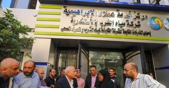 رئيس مياه الإسكندرية فى جولة ميدانية موسعة لمتابعة سير العمل بمراكز خدمة العملاء