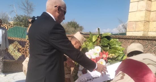 محافظ شمال سيناء يضع إكليل زهور على قبر الجندى المجهول فى ذكرى نصر أكتوبر