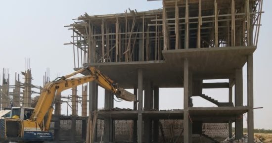 إلغاء رخصة مبنى مخالف بالفيوم وإحالة المتسببين فيها للنيابة العامة