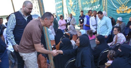 محافظ أسوان يتفقد القافلة الطبية المجانية لمجلس الوزراء