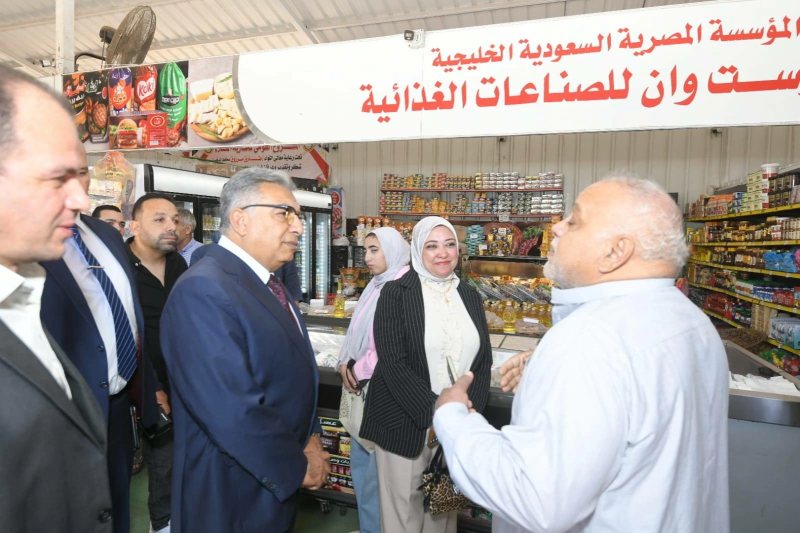 محافظ الدقهلية يتفقد السوق الحضاري بميت غمر لمتابعة توافر السلع الغذائية والتأكد من جودتها وأسعارها