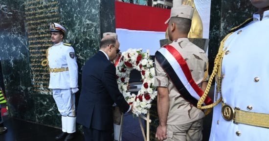 محافظ الغربية يضع إكليل الزهور على النصب التذكارى لشهداء الوطن