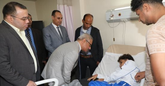 محافظ بنى سويف يطمئن على تلميذ سقطت عليه مواد بناء داخل المدرسة