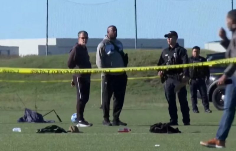 «أحدهما عمره 6 سنوات».. مقتل شخصين بحادث اقتحام شاحنة ملعبا لكرة القدم في كانساس بأمريكا