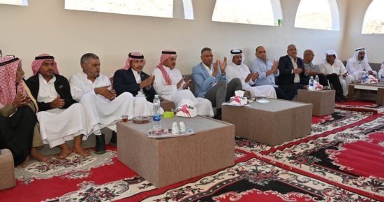 محافظ جنوب سيناء يلتقى أهالى تجمع سهب بوادي فيران بمقعد شيخ قبيلة القرارشة