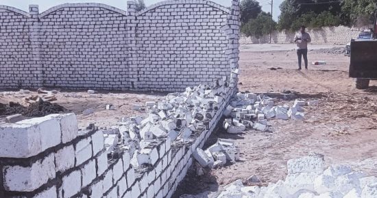 محافظ الإسماعيلية يوجه بالتصدي لمخالفات البناء.. وإزالة سور مخالف وفك شدة خشبية