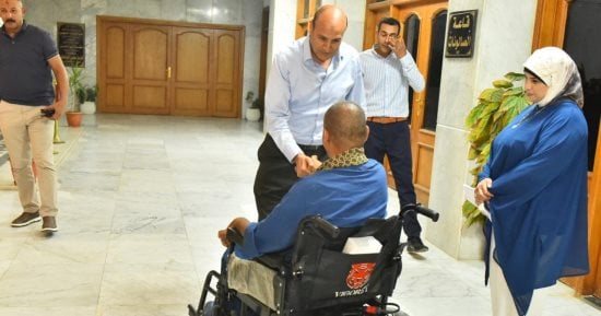 محافظ أسيوط يستجيب لمناشدة مواطن من ذوى الهمم ويسلمه كرسيا كهربائيا