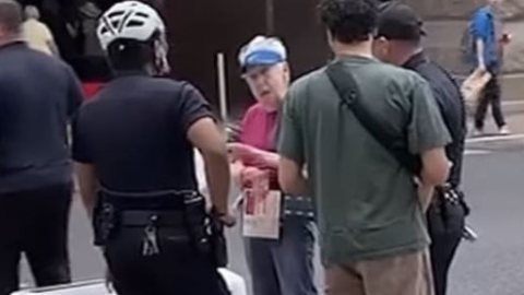 القبض على سيدة بسبب اعتراضها روبوت توصيل الطعام بأمريكا.. اعرف القصة