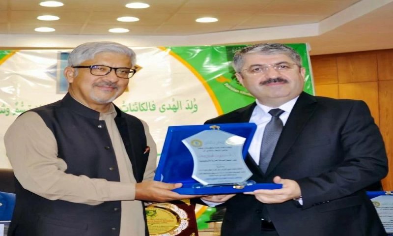 السفير الباكستاني بالقاهرة يكرّم الدكتور سيمور نصيروف تقديرا لجهوده في خدمة الطلاب الباكستانيين