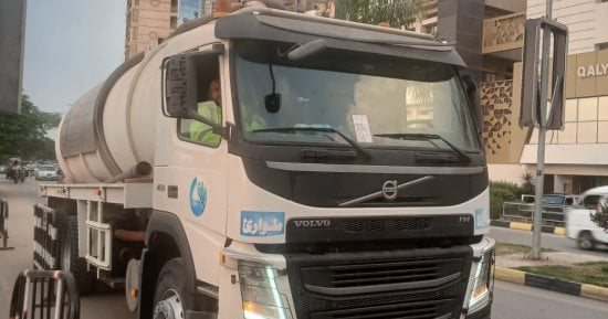 مياه القليوبية ترفع درجة الاستعداد وتُمركز معداتها تحسبًا للأمطار.. صور