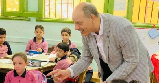 مدير «تعليم الإسكندرية» يتابع انتظام الدراسة بمدرسة مصطفى مشرفة الابتدائية