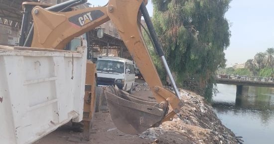 إحالة عامل ومشرف نظافة بالبلينا فى سوهاج للتحقيق لإلقائهما المخلفات فى مجرى مائى