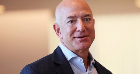 جيف بيزوس يتوقع: الذكاء الاصطناعى قد يجعل العمل 3 أيام أسبوعيًا فقط