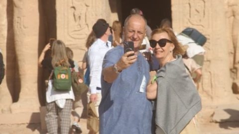 الحب فى حضرة رمسيس.. السائحون يلتقطون صورا تذكارية أمام معبد أبوسمبل