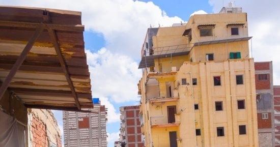 تواصل أعمال إزالة العقارين المخالفين بشارعي المازني وأمبروزو لحماية أرواح المواطنين