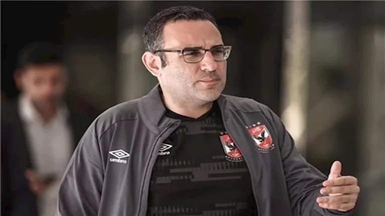 "بعد الهدف الثاني".. مشادة بين محمد الدماطي عضو مجلس إدارة الأهلي وأحد مشجعي الزمالك