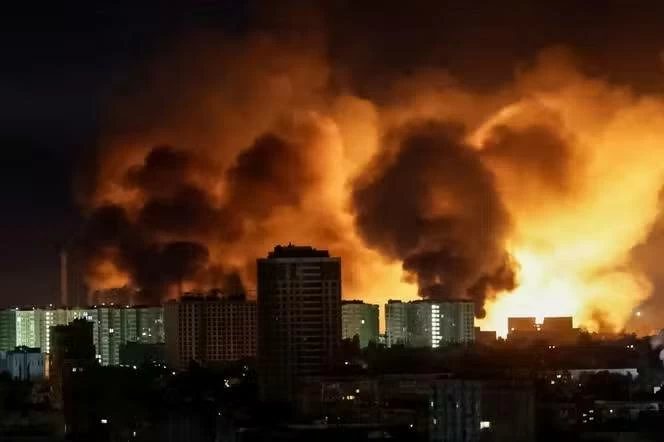 العالم ليلًا.. هجمات روسية على كييف وتحركات عسكرية في اليمن وقرارات صينية جديدة