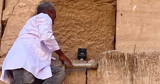 كيف يعمل الجهاز الطارد للطيور بعد وضعه بمعبد هابو الأثرى بالأقصر؟