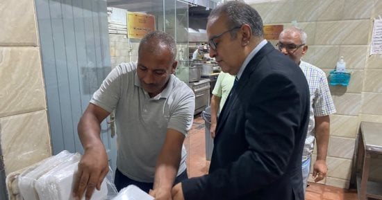 رئيس مجلس إدارة مستشفيات جامعة الزقازيق يتفقد مطبخ التغذية