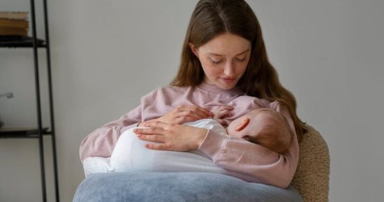 مش مجرد غذاء للطفل.. دراسة تكشف مدى تعقيد حليب الأم