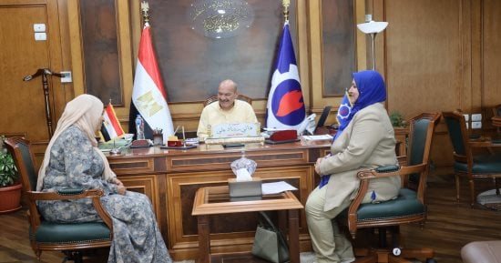 محافظ السويس يستقبل معلمة تعرضت للاعتداء من ولى أمر داخل المدرسة