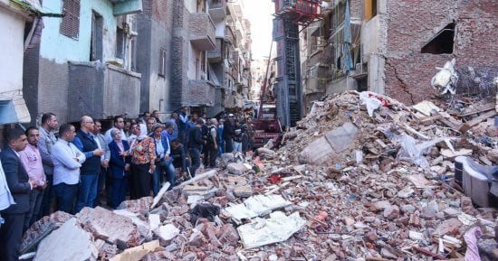 بعد انتشال 5 جثامين.. إخلاء وإزالة عقارين مجاورين لعقار الإسكندرية المنهار