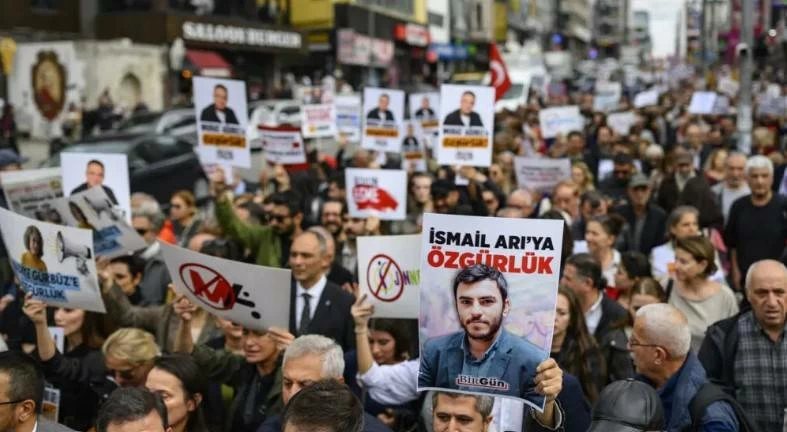«كفى لم نعد نستطيع التنفس».. آلاف الأتراك يتظاهرون في أنقرة وإسطنبول رفضا للتضييق على الصحافة