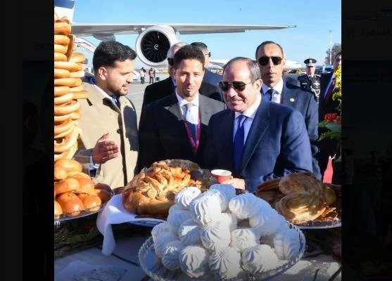 «جايبين الشمس معانا من مصر» الرئيس السيسي يُمازح مستقبليه في موسكو.. ويتذوق الخبز والملح