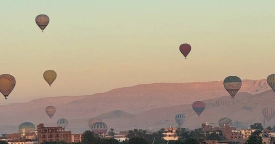 سماء الأقصر تتزين بتحليق 800 سائح أجنبى على متن 35 رحلة بالون طائر..صور