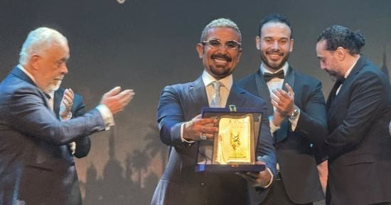 أشرف زكى يكرم أحمد سعد ويمنحه عضوية نقابة المهن التمثيلية