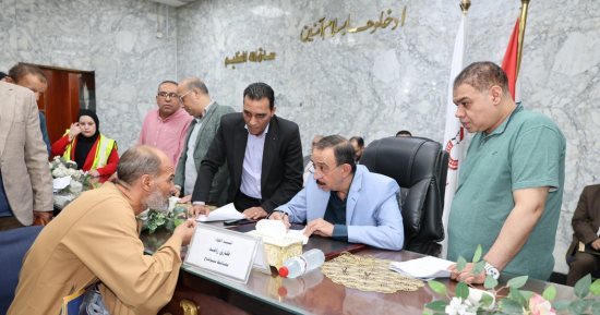 محافظ سوهاج يبحث مطالب المواطنين وحل مشكلاتهم فى اللقاء الجماهيرى
