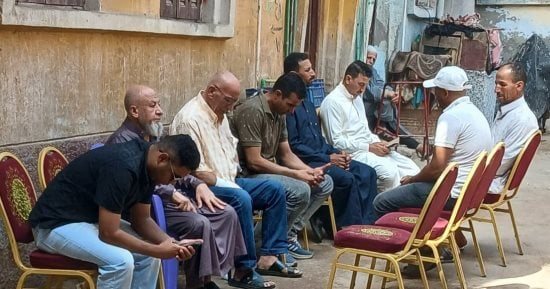 توافد أهالى البحيرة لتأدية واجب العزاء فى وفاة ضحية حادث مطار الرياض