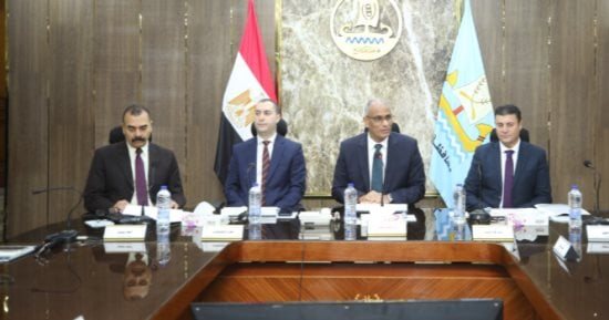 محافظ كفر الشيخ يناقش قرارات وموضوعات خدمية بالمجلس التنفيذي